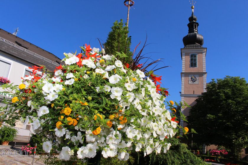 Blumen & Aussicht auf Kirche