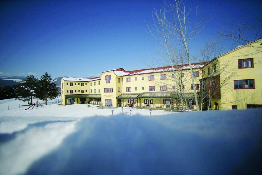 Ansicht eines Hotels im Schnee