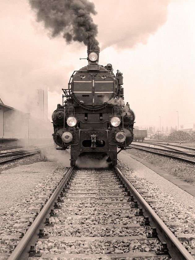 Lokomotive in schwarz weiß, dampfend